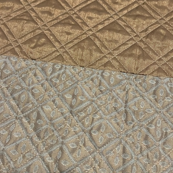 Coverlet: Vintage High-end Queen Bed Cover—Double Diamond Quilting! - Picture 13 of 16